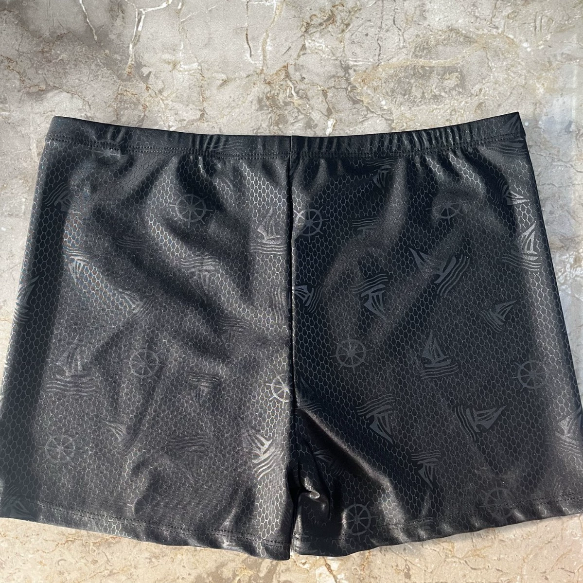 Темный узор из кожи акулы с длинными ногами нейлоновые пятиконечные пляжные брюки плавки мужские плавки можно использовать в свободном горячем источнике