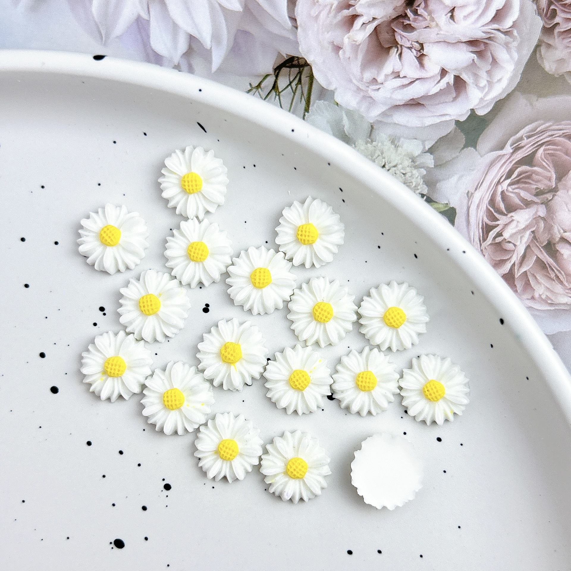 Relieve de primavera pequeña margarita pegatinas de uñas tamaño de óleo tridimensional flor blanca decoración de uñas al por mayor