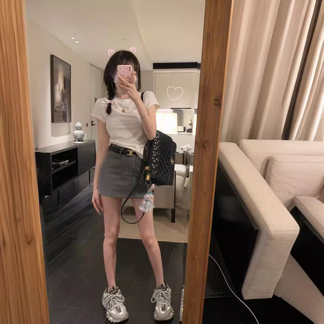 I've been wearing this 2023 Miu-style A-line high-waisted slimming gray midi skirt/short skirt with shorts lining.