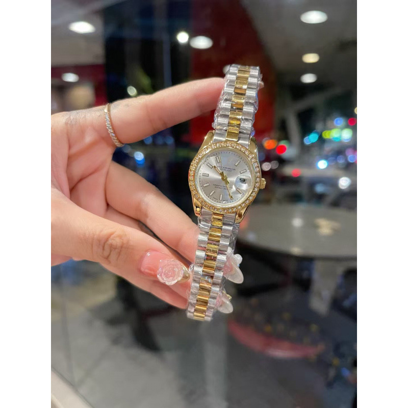 금색과 흰색 줄무늬 손톱