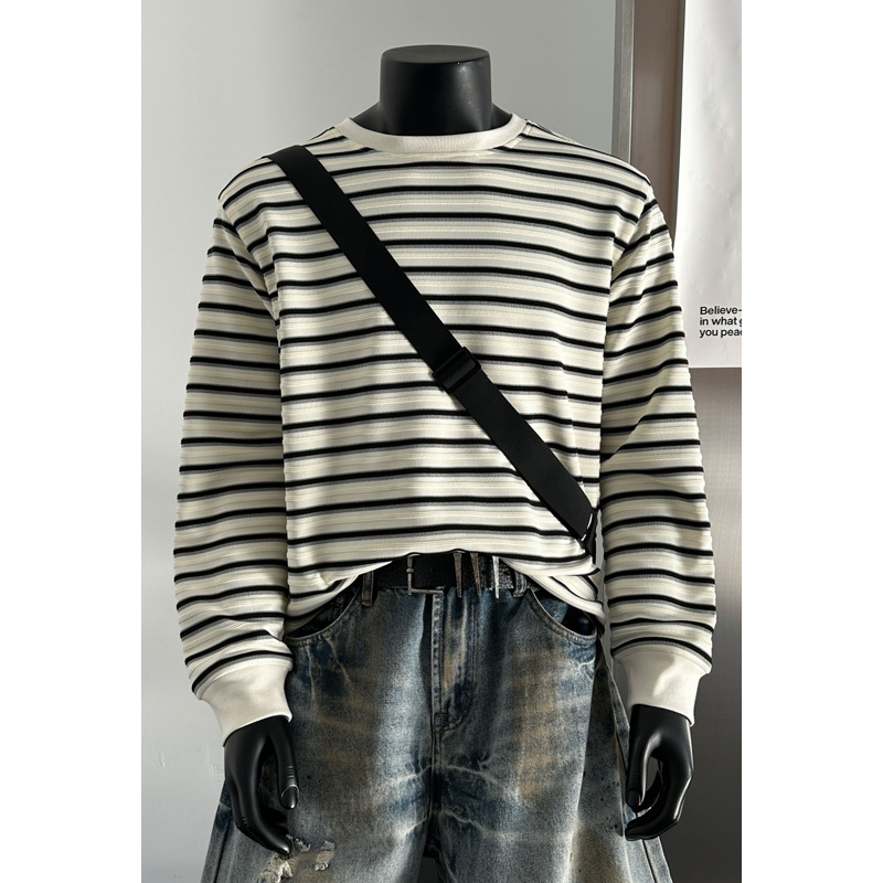 T-shirt a maniche lunghe a righe bianche e nere da uomo, top primaverile di tendenza dalla vestibilità pulita, maglietta base ampia e casual con scollo rotondo_voghion.com