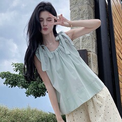 ミントの緑の蝶結びのシャツの女性の夏の洋風のしわのノースリーブのカンカンの肩の上着の小さい背の短いシャツ
