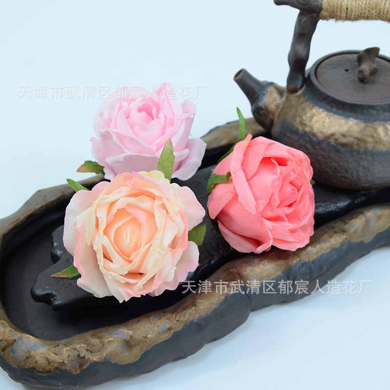 焼きながらのバラの花の焦げながらのバラの花の頭をシミュレーションします。|undefined
