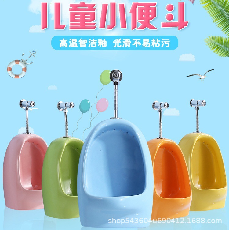 Inodoro de jardín de infantes orinal de cerámica de color para niños montado en la pared de piso-pared fila orinal colgante orinal para niños