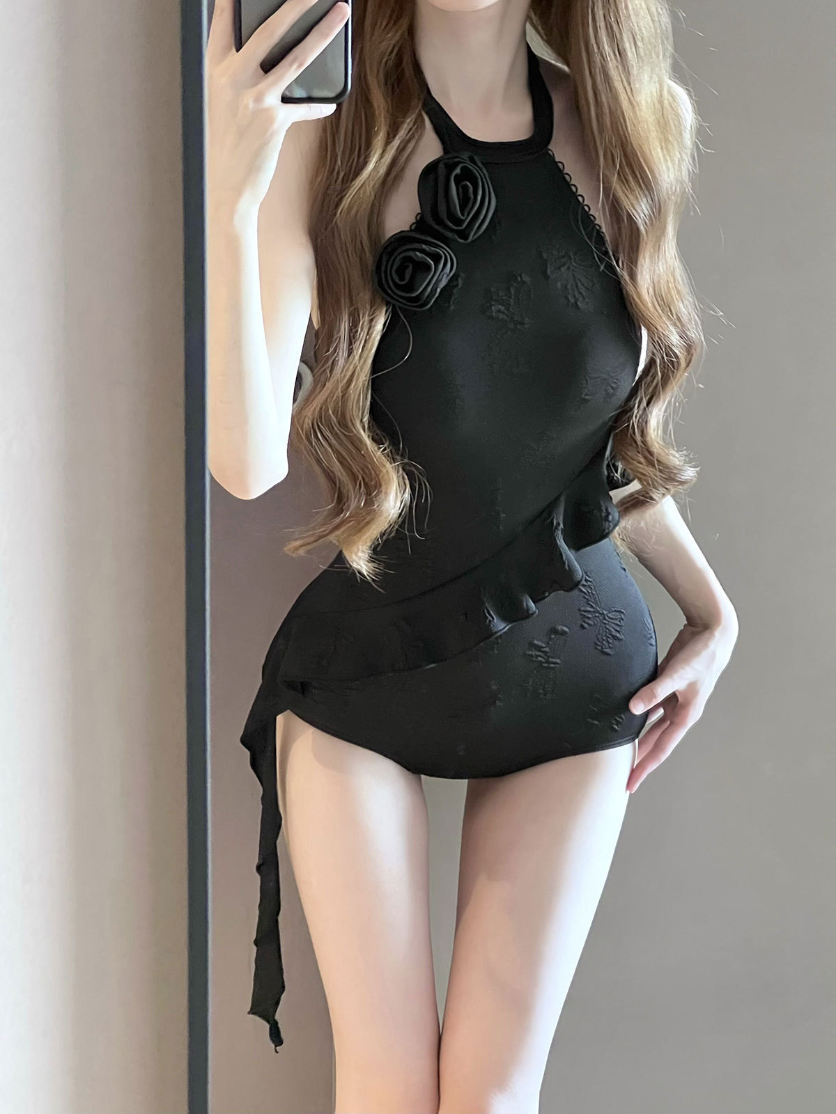 El nuevo estilo de Corea del Sur puro viento negro tridimensional flor halter cuello serpenteante triángulo mono chica caliente traje de baño mujer cubriendo el vientre delgado
