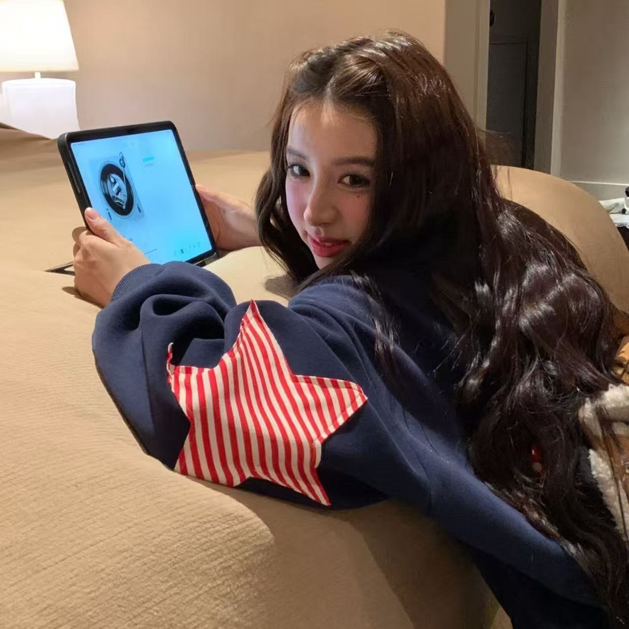American retro style five-pointed star appliqué embroidered fleece-lined sweatshirt for women, autumn and winter, loose fit, color blocking, round neck pullover top.