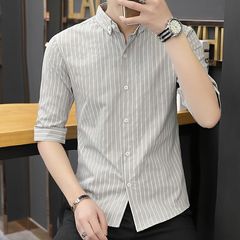 2025 新しい夏のメンズミッドスリーブシャツ、スリムフィット韓国ストライプシャツ、ハンサムな春の多用途半袖シャツ、トレンディ