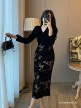 感黑色丝绒连衣裙女秋冬名媛气质显瘦打底小黑裙领重工刺绣