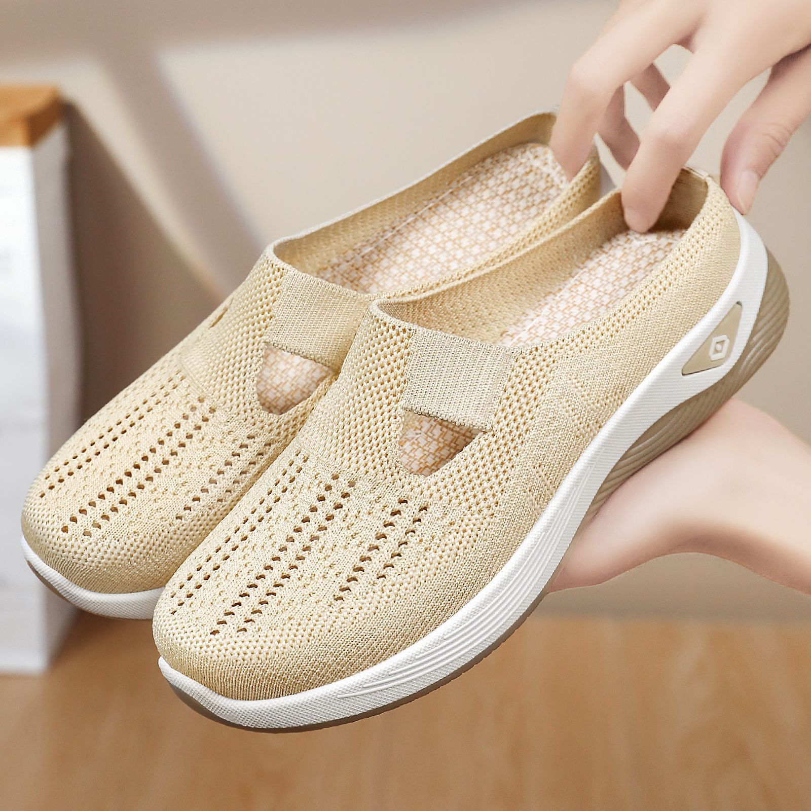 Zapatos de mujer, nuevo estilo de verano, zapatos casuales transpirables con diseño hueco, pantuflas de exterior cerradas sin cordones, zapatos de suela blanda y boca poco profunda.