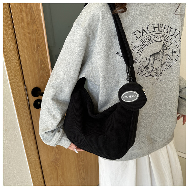 Solid color simple large capacity 2023 autumn and winter New Korean style simple shoulder messenger bag mother bag dumpling bag fashion_voghion.com