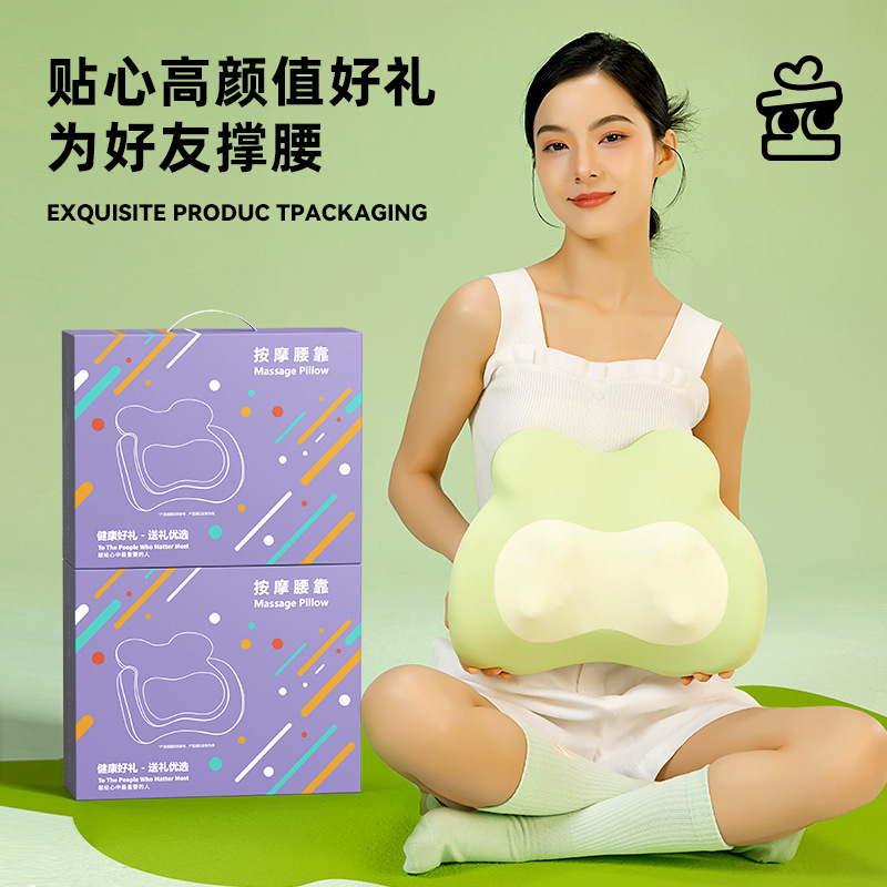 腰のマッサージ器の男性の女性の全身はソファーの背中を加熱して枕をマッサージします。|undefined