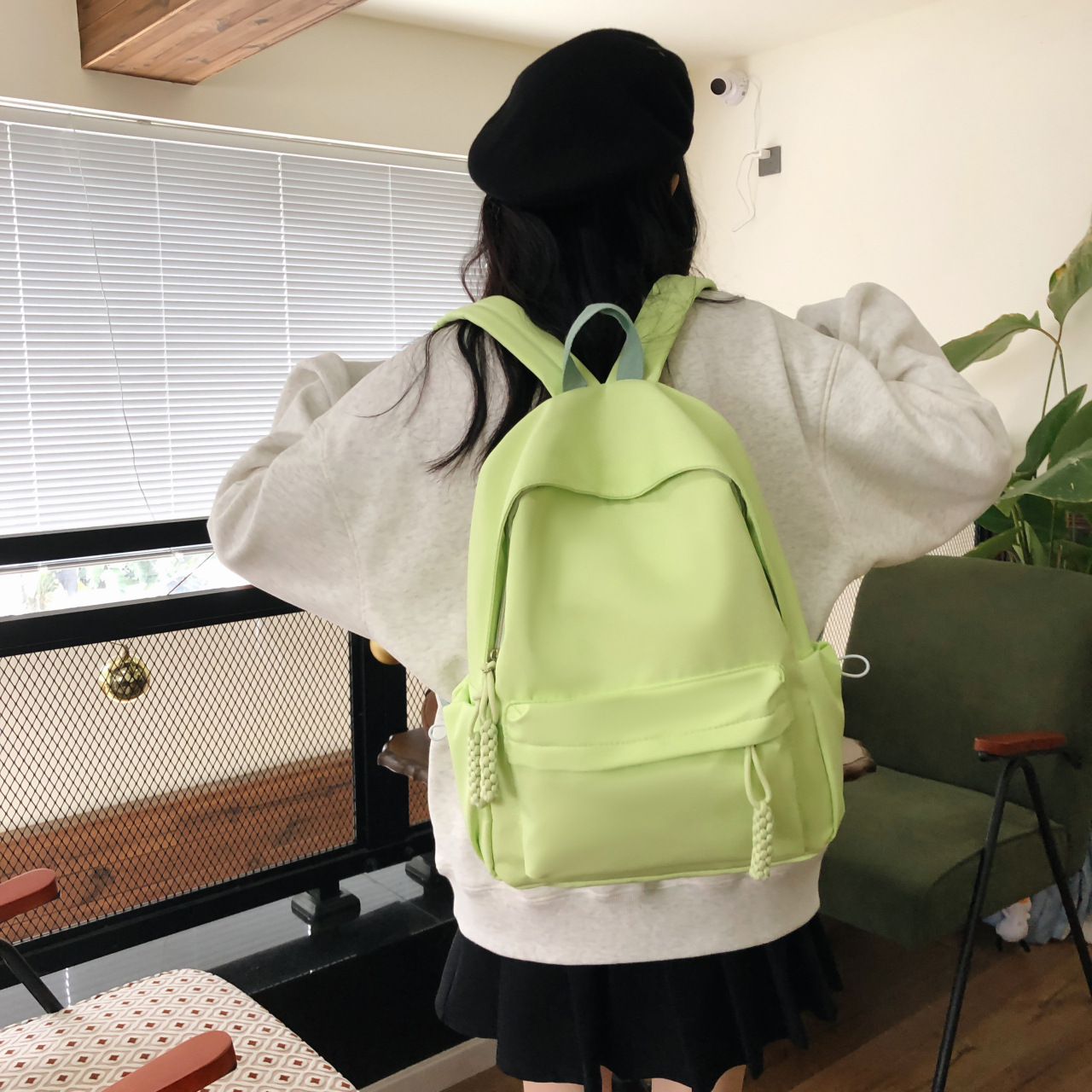 Al por mayor nueva pequeña mochila fresca color caramelo simple de gran capacidad mochila de estudiantes mochila de viaje de ocio