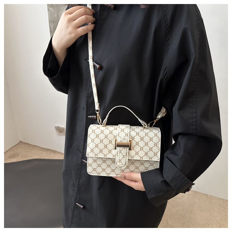 The 2024 new women's bag features a high-end texture, a niche and fashionable style, a retro and versatile small square bag, and a hand-held shoulder crossbody bag undefined