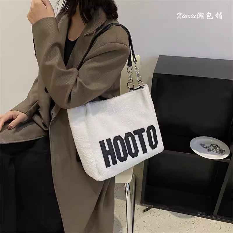 This 2023 new autumn and winter commuter bag with a large capacity of wool and fleece for women is fashionable and versatile. It is a single-shoulder tote bag with letters undefined