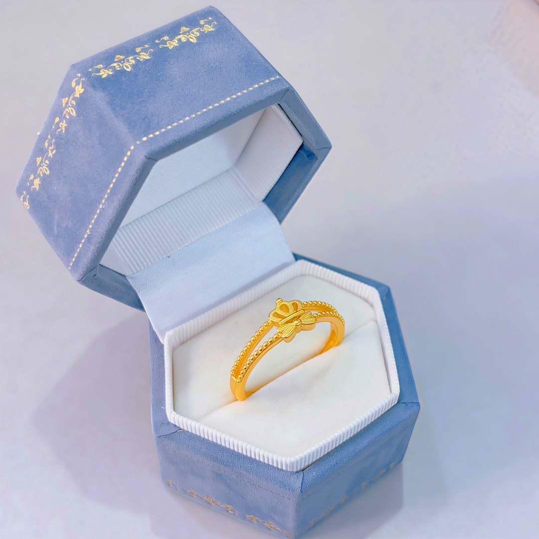 Ring with bow