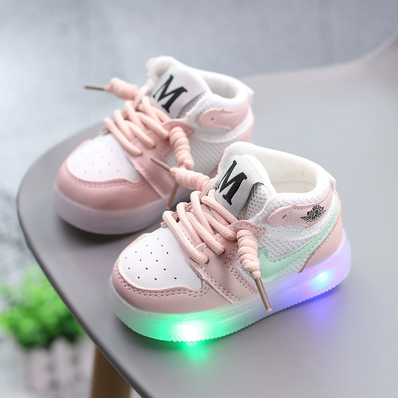 Lighting baby shoes for girls, breathable mesh shoes for sports shoes, board shoes, soft sole baby toddler shoes 1-3 years old 0 spring and autumn
