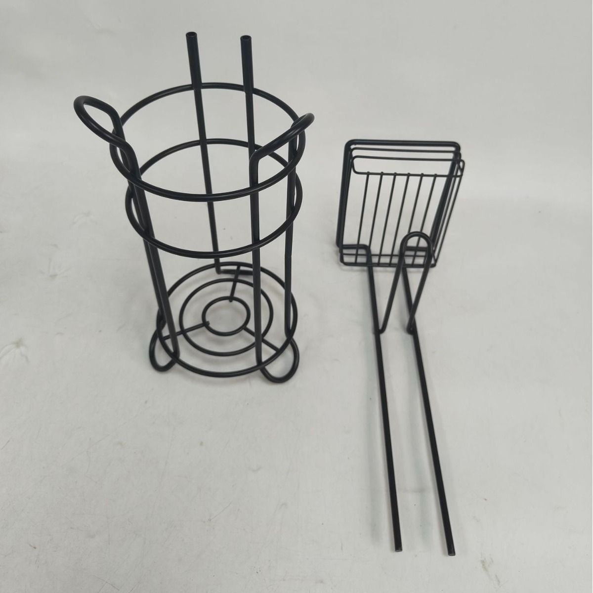 Seleccione estrictamente simple inodoro de hierro forjado piso toallas de papel desmontable inodoro vertical toallas de papel rack