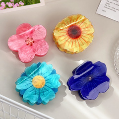 春の花はひまわりの髪のアクセサリーをつかみます。