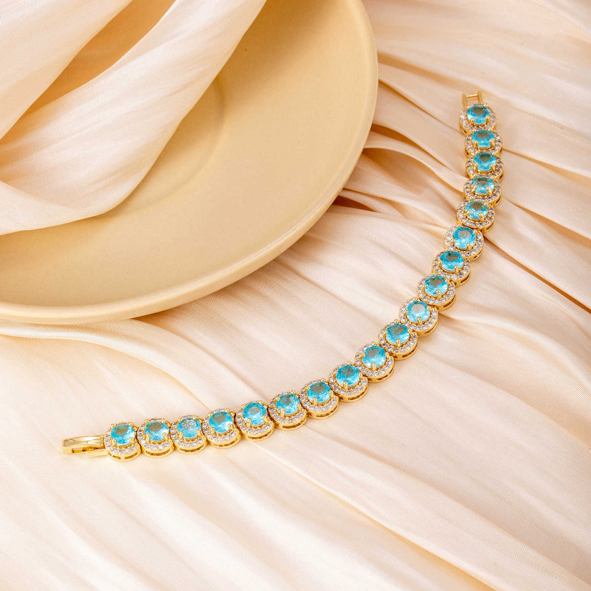 Retro Classic Style Geometric Copper Plating Zircon Women's Bracelets display picture 3