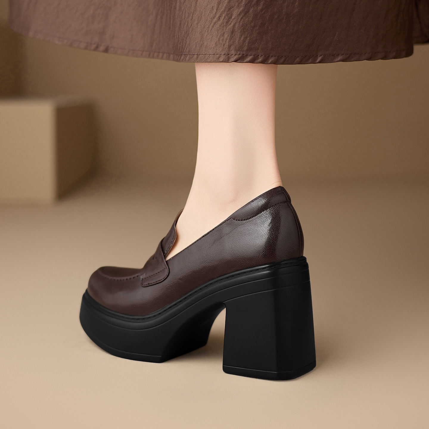 Giày cao gót nữ đế xuồng platform mũi tròn da cừu thật gót vuông 9 cm — màu nâu, màu đen