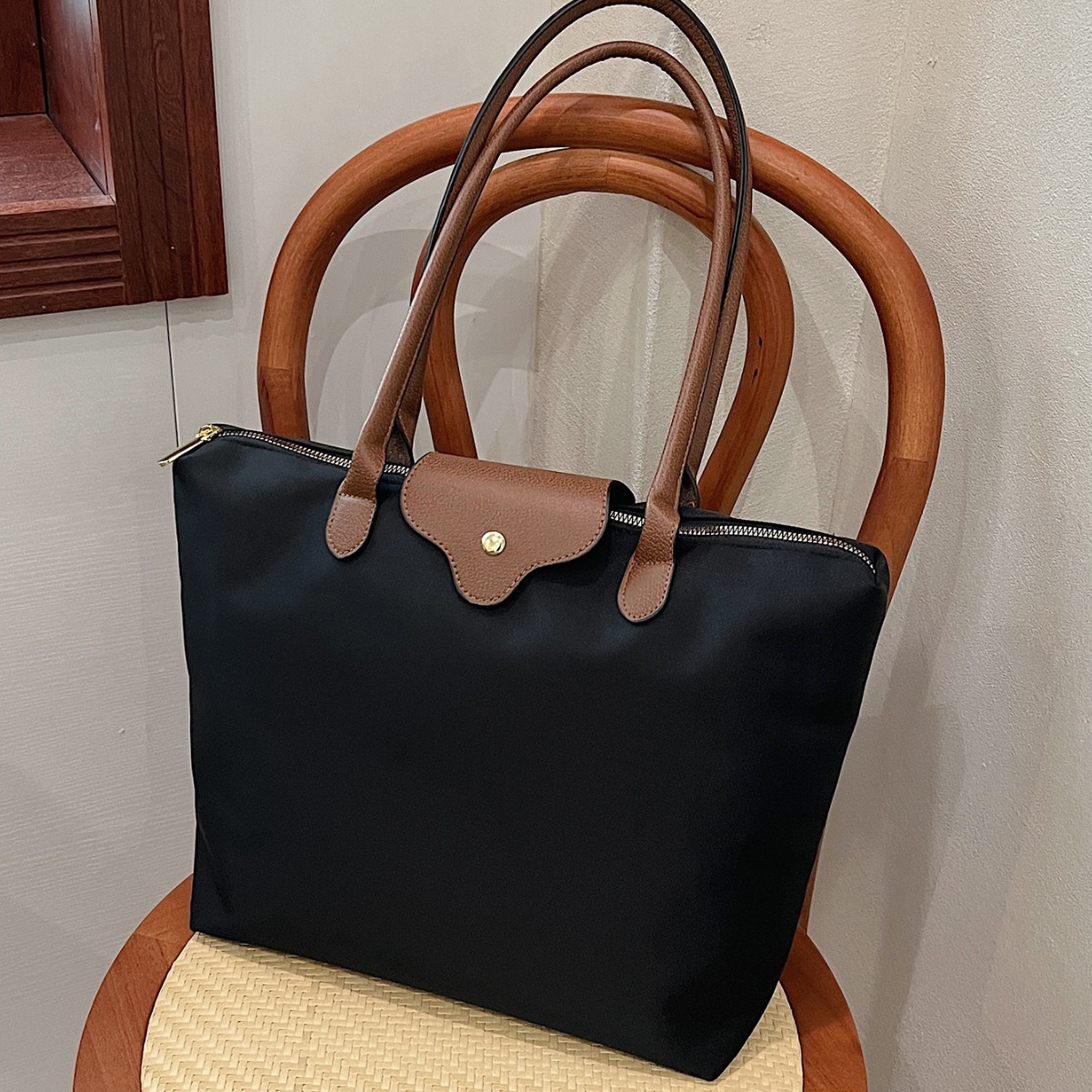 Nuevas bolsas ecológicas de gran capacidad en verano 2024 bolsas de moda de nylon simples bolsas de estilo de moda sin estilo y tirantes extraíbles