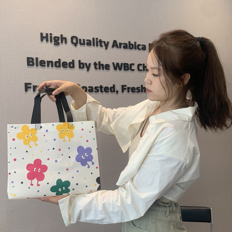 Film-coated non-woven handbag custom cute cartoon men's and women's children's clothing clothing clothing store gift packaging bag custom