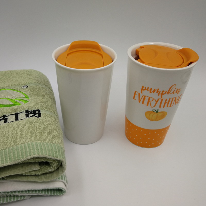 Taza de cerámica con cierre Taza de doble capa de aislamiento térmico de silicona Taza de agua Taza de pareja ins Taza de café simple con cuchara