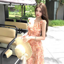 法式连衣裙女2026新款夏季沙滩裙后背系带收腰显瘦粉色碎花吊带裙