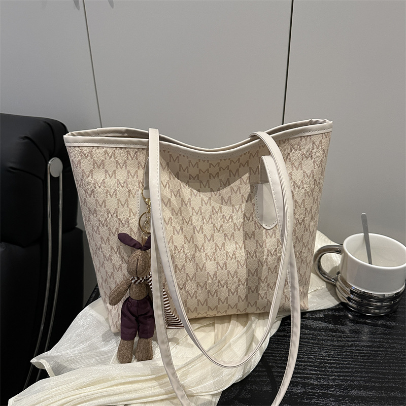 Bolso de mano de gran capacidad de mujer 2025 primavera y verano nuevo nicho de diseño universal en la bolsa de hombro de viaje