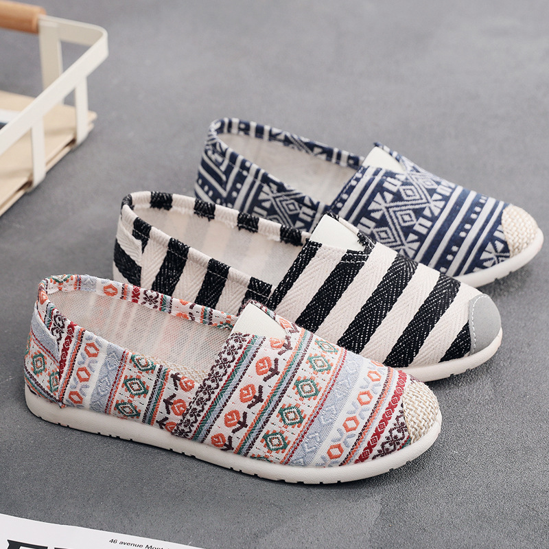 Primavera y verano nuevos zapatos de mujer zapatos de tela viejos de Beijing zapatos individuales zapatos de lona de celebridades de Internet casuales de mediana edad y ancianos zapatos de pescador de suela suave antideslizante