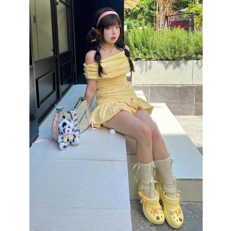 法式纯欲黄色格纹一字肩抹胸连衣裙女夏季高级感气质收腰花苞短裙|undefined