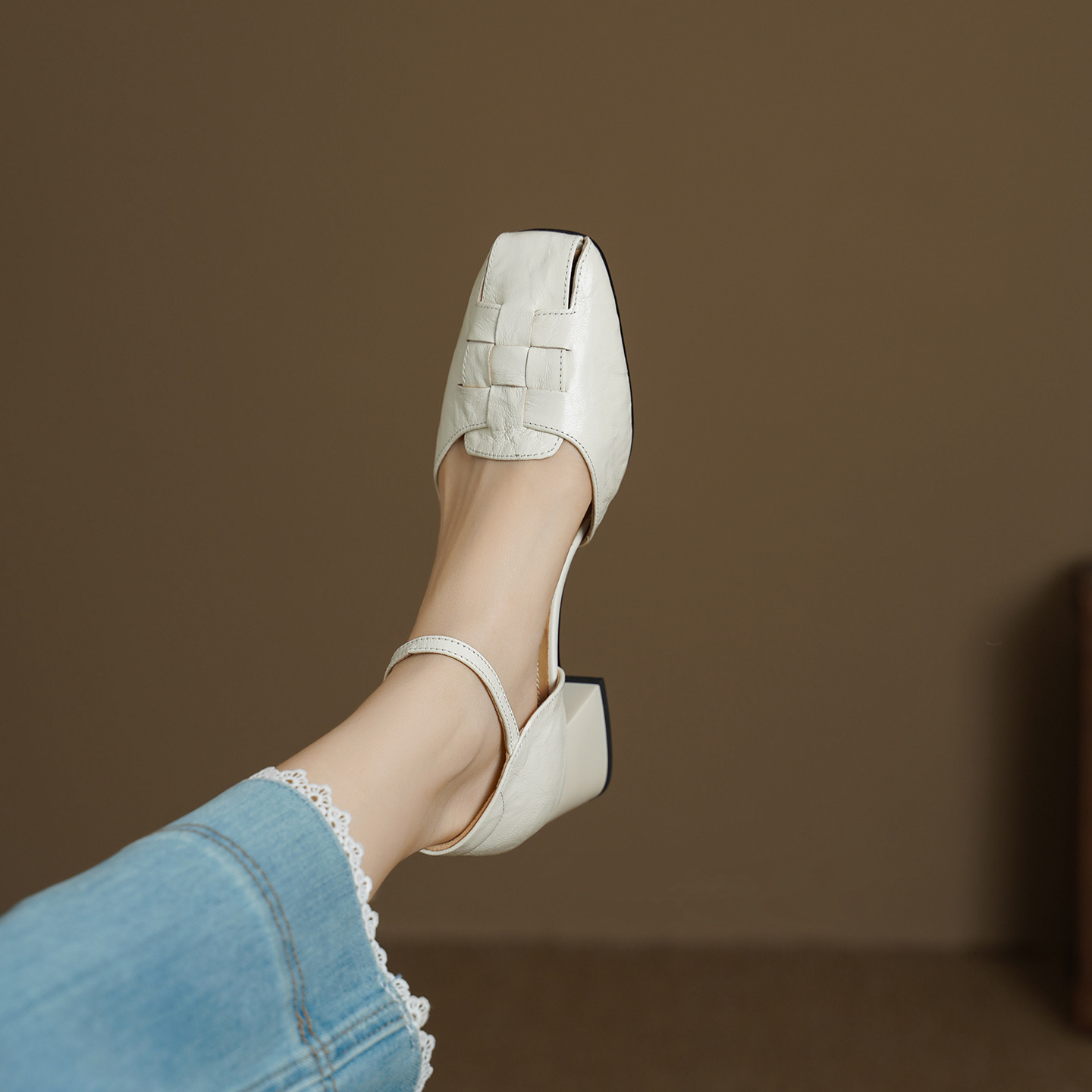Sandal nữ da dê bện mũi kín quai ngang gót vuông trung bình — đen chi tiết 5