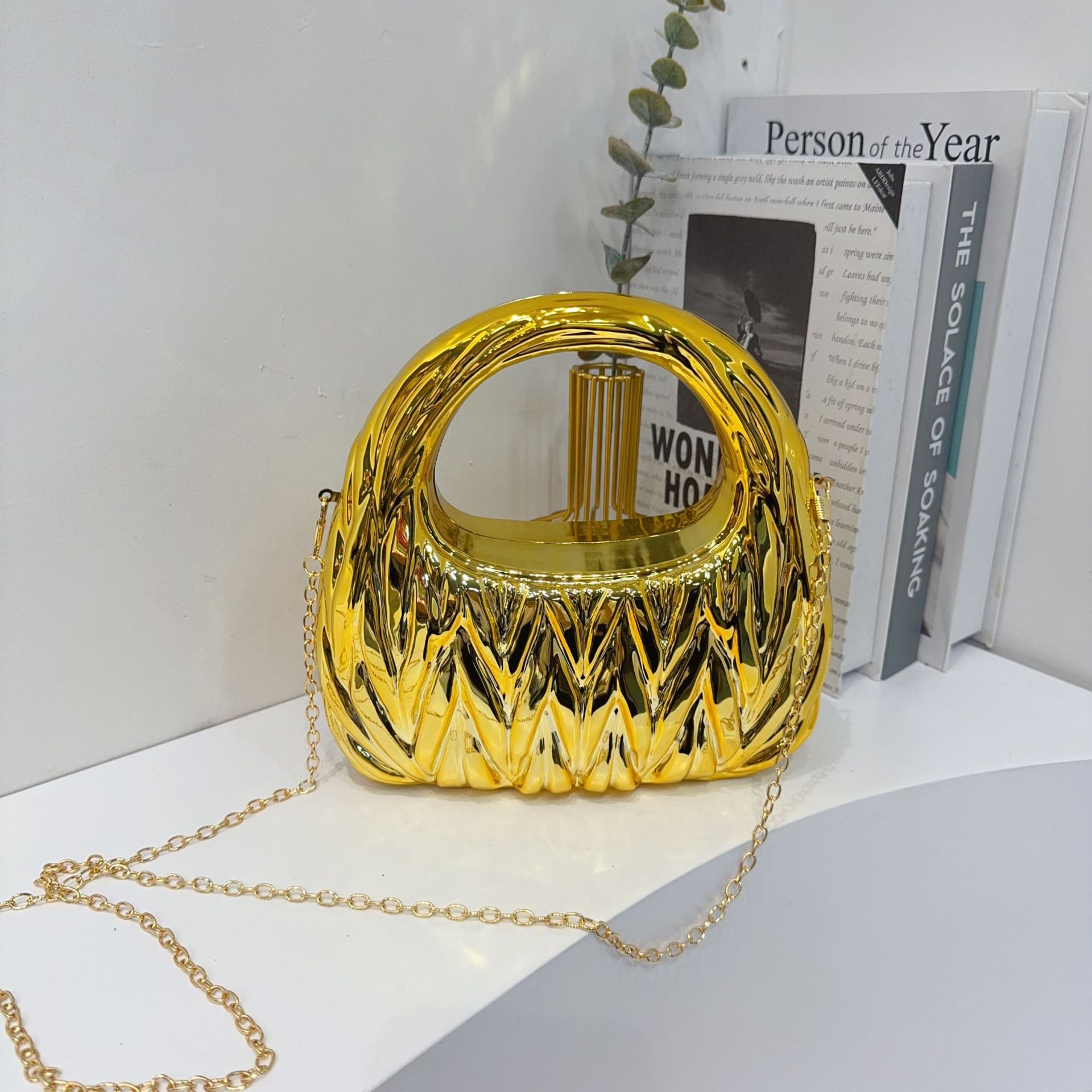 Creative acrylic bag, European and American cross-border fashion pleated cloud bag, versatile, light luxury and personalized banquet handbag Application Scenario