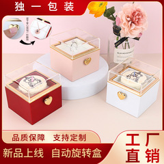 熊の誕生日ケーキのサプライズは指輪の箱をひっくり返します。
