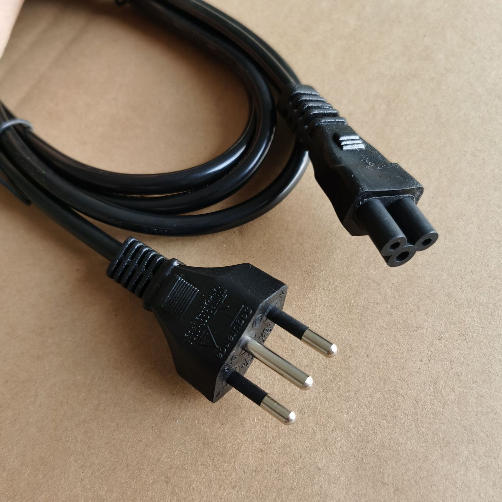 厂家供应三芯白色电源线 巴西插头带梅花尾电源线 1.5平方电源线