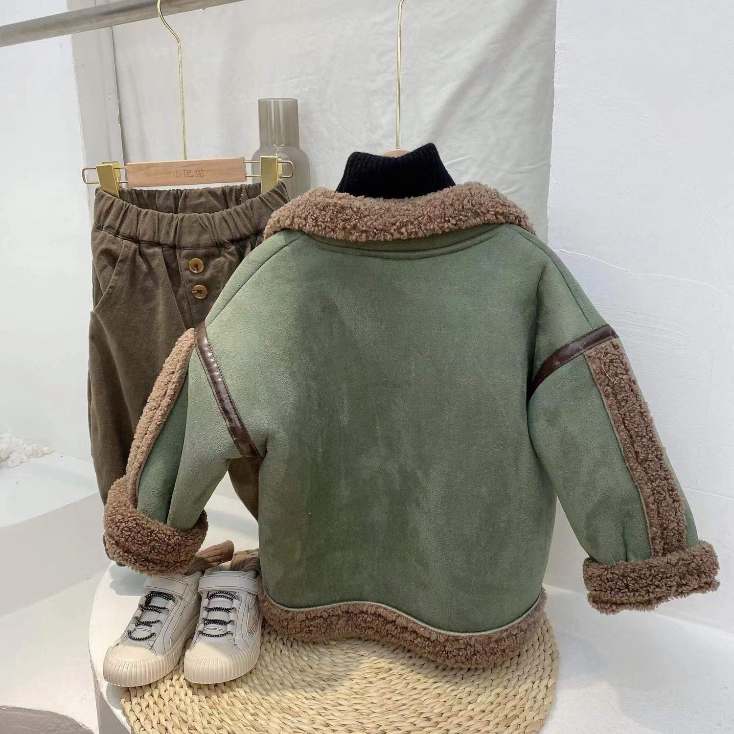 Ropa infantil al por mayor, nueva chaqueta de cuero para niños, otoño e invierno 2025, chaqueta de forro polar para niños, cuello vuelto versátil, abrigo grueso para niños pequeños, transfronterizo