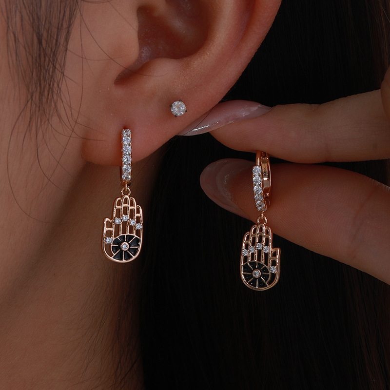 Xuping Cross - Border Fashion Orejeras europeas y americanas pendientes de nicho de lujo ligero y de alta gama ligeramente incrustados con zircon Palm Alloy Orejeras femeninas