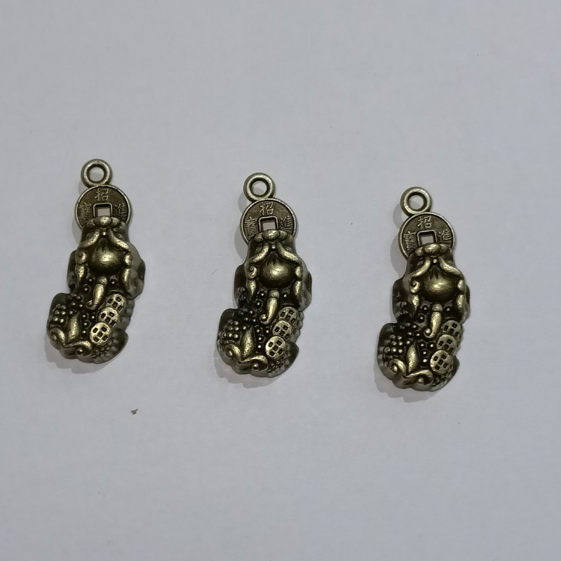 Pixiu keychain, a vintage-style pendant with a coin-shaped design, is a solid antique-style gift.