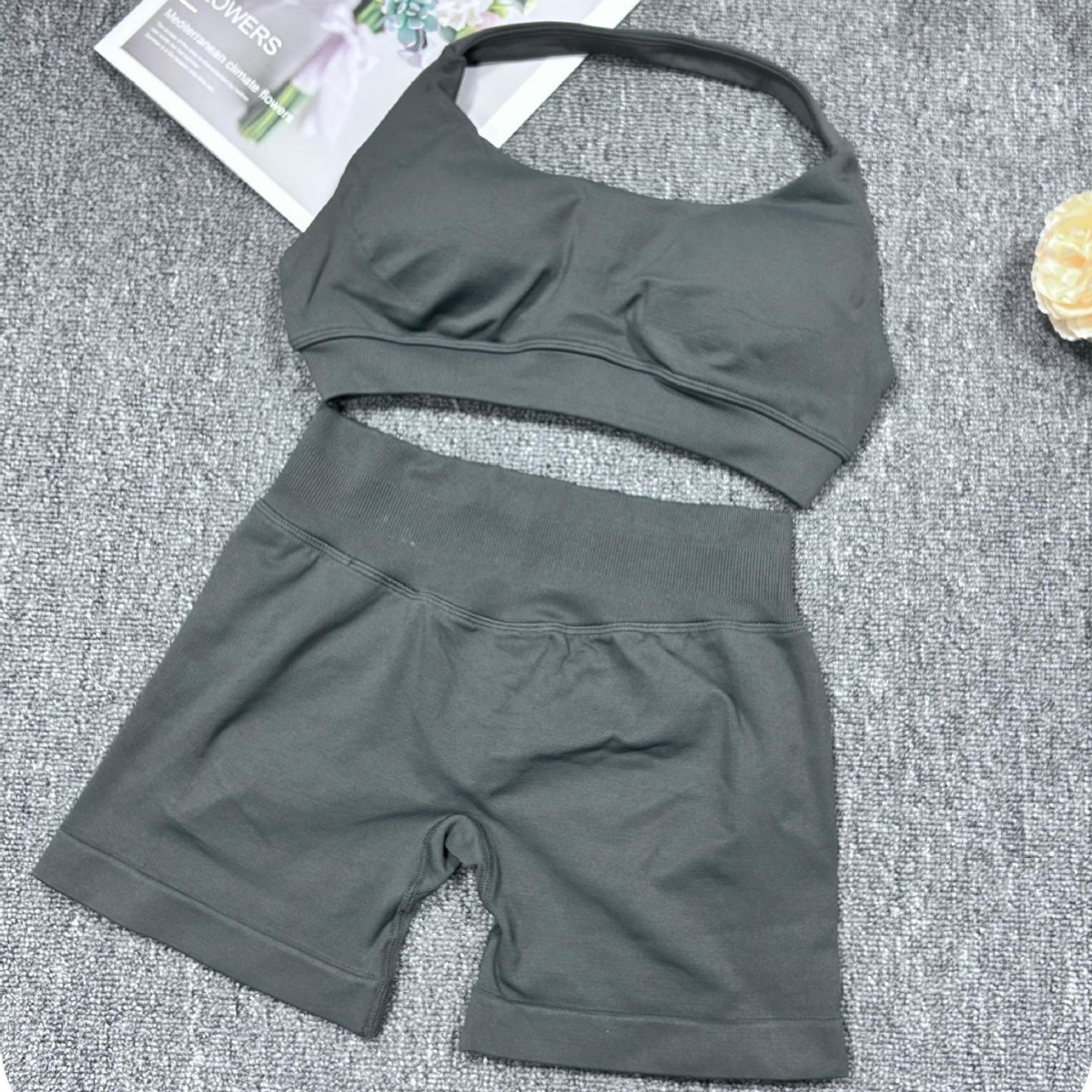 Damen-Sportshorts in Unifarbe mit Neckholder, Trägern, neu, für Yoga und Fitness, mit integrierten BH-Einlagen_voghion.com