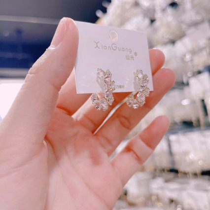 Fashionable elegant artificial earrings with zircon