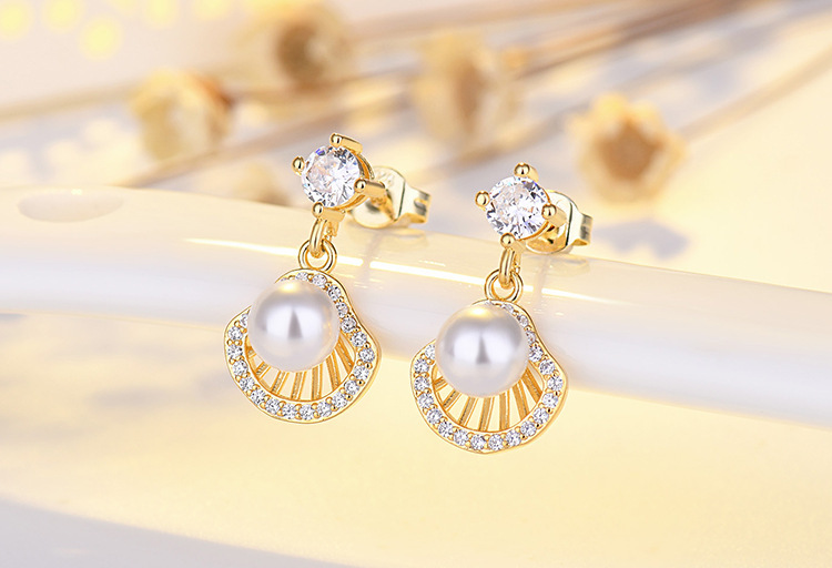 1 Pair Elegant Lady Geometric Plating Inlay Copper Artificial Pearls Zircon Drop Earrings display picture 1