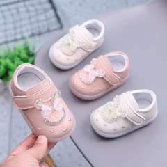ライトアップ女の赤ちゃんの靴0-1歳2歳の女の子の子供の靴の滑り止めの柔らかい底の赤ちゃんの学歩の靴の王女の靴の春と秋の靴