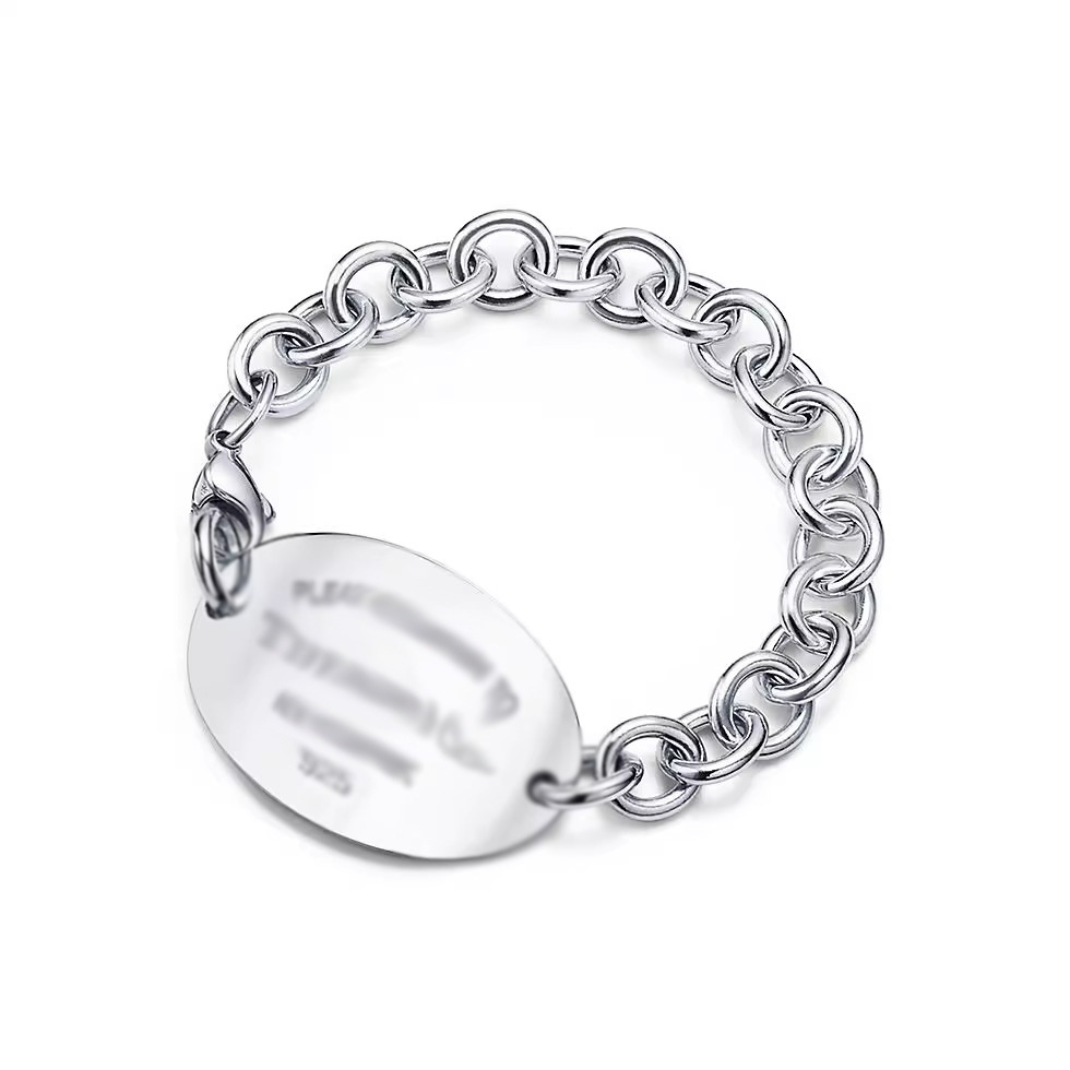 은색 달걀 모양의 팔찌