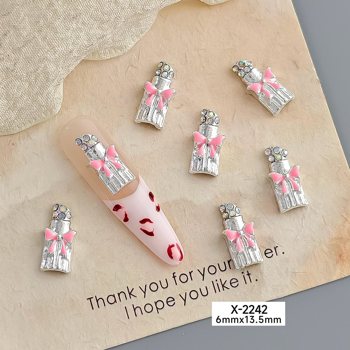 Joyas de uñas lápiz labial grande aleación de labios rojos uñas maquillaje decoración de goteo de aceite al por mayor Navidad material de uñas corte