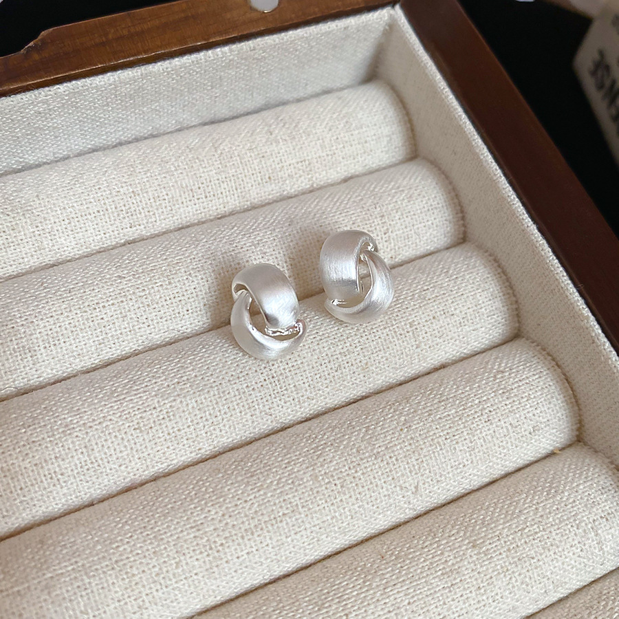 Pendientes en forma de C de metal cepillado irregular con aguja de plata Pendientes de estilo frío de Europa y América Pendientes de lujo ligero de alta calidad