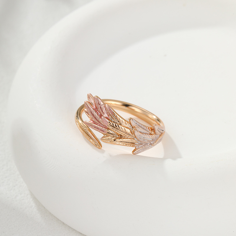 Xuping estilo simple retro tricolor pluma abierto anillo nicho de alta sensación anillo de aleación de cobre al por mayor mujer
