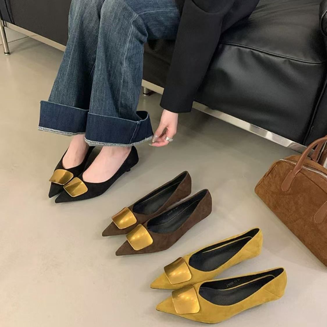 法式尖头单鞋女2025春季新款气质设计感软底鞋飘鞋绒面平底鞋黑色
