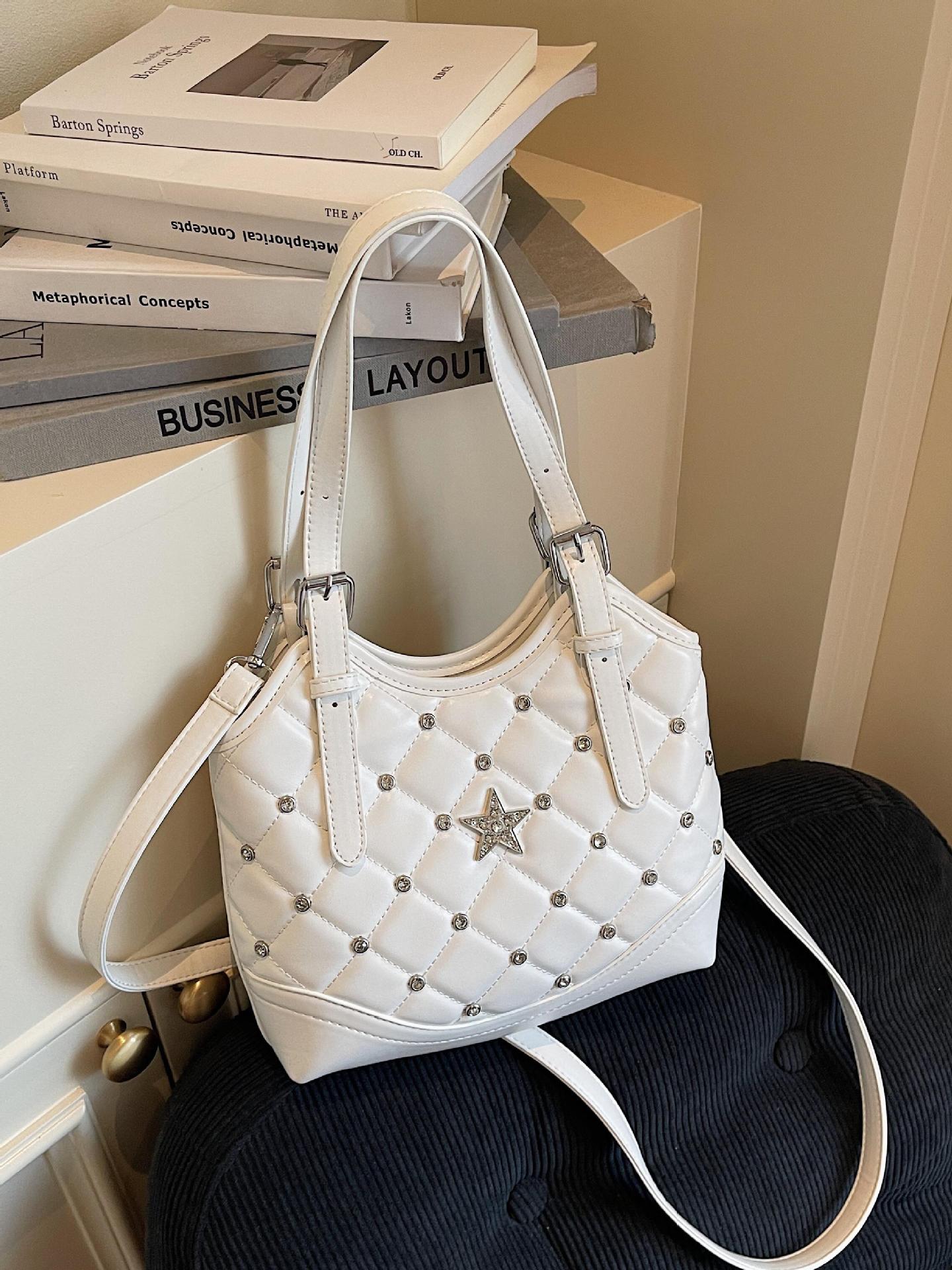 Bolso de remaches de moda de estilo extranjero para mujeres 2025 verano nuevo diamante versátil bolso de mochila súper caliente bolso de cubo