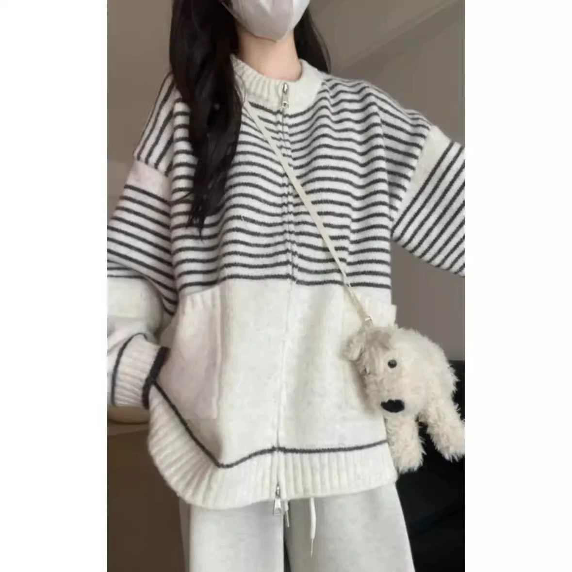 Корейский ленивый ветер носит полосатый свитер