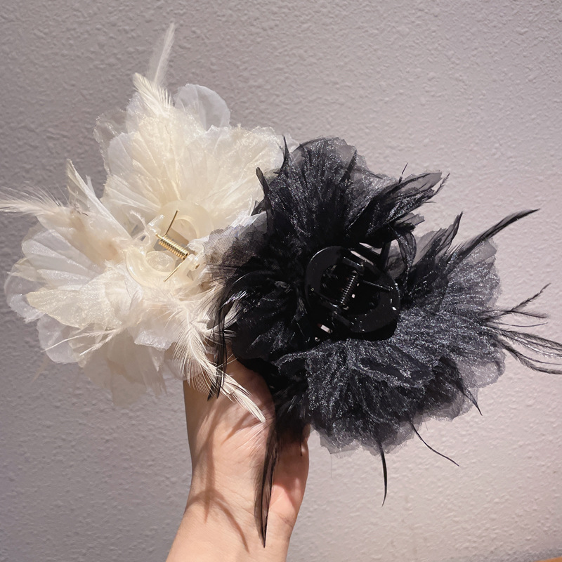 Elegant and sophisticated temperament, with a sense of immortality, pearl feathers, large size claw clip, female back spoon, curly hair, shark clip, and versatile fur hair clip